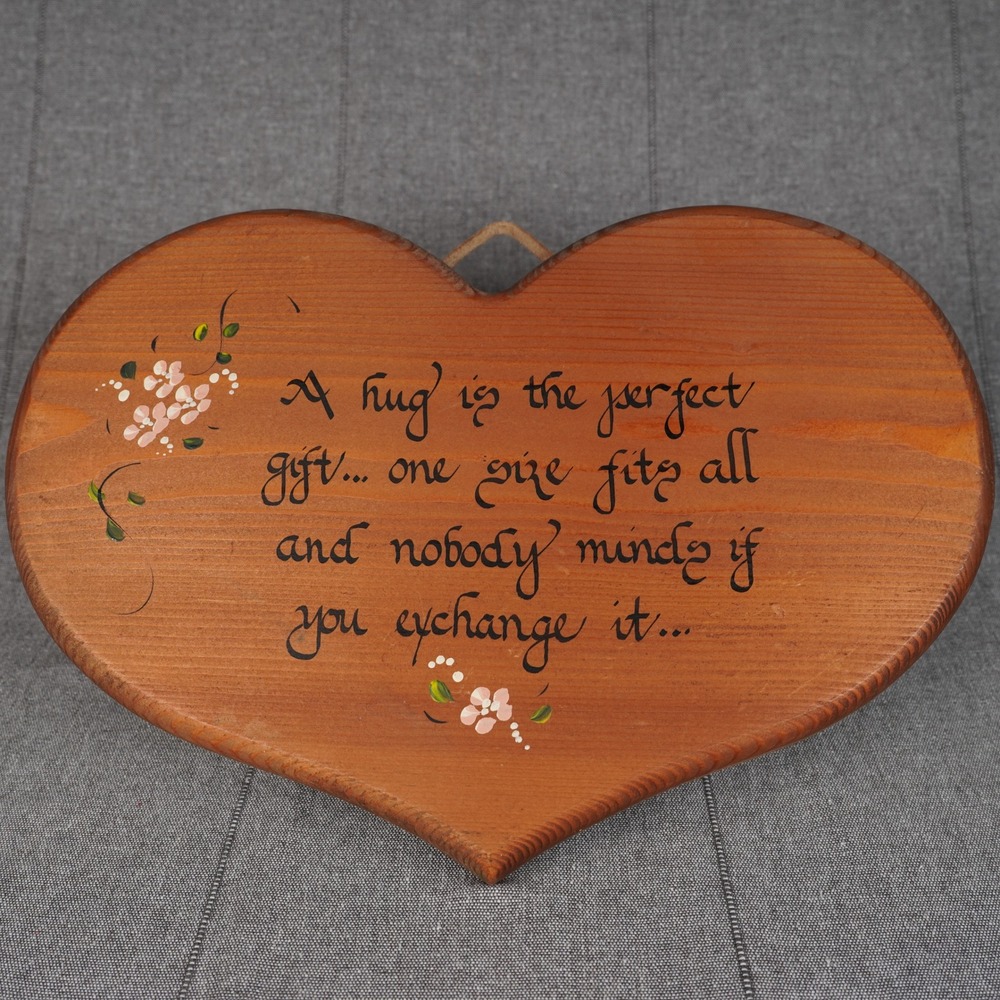 Vintage Wooden Heart Wall Art Plaque Hug Quote Cottagecore Granny‎ Hand Painted